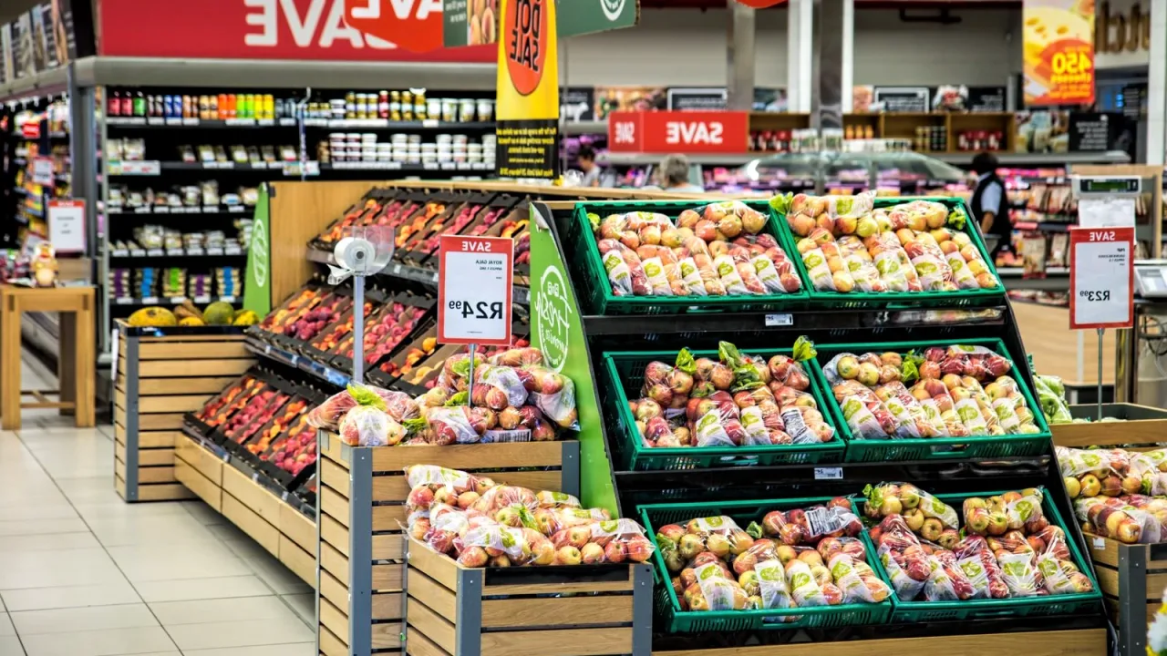 Market rafında kâğıt ürünleri